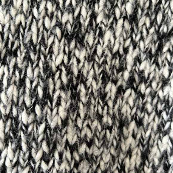 H&M Wool Blend Black White Chevron Knit Turtleneck Women Sz Medium - Picture 3 of 9